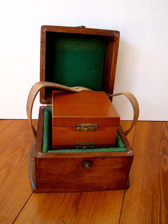An Elgin National Watch Company Ships' Clock with original carrying case circa 1950 — image 3